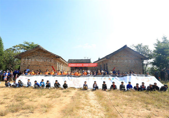 2016年，向贵州黎平归双小学捐助重建新校舍，助力中西部农村基础教育发展