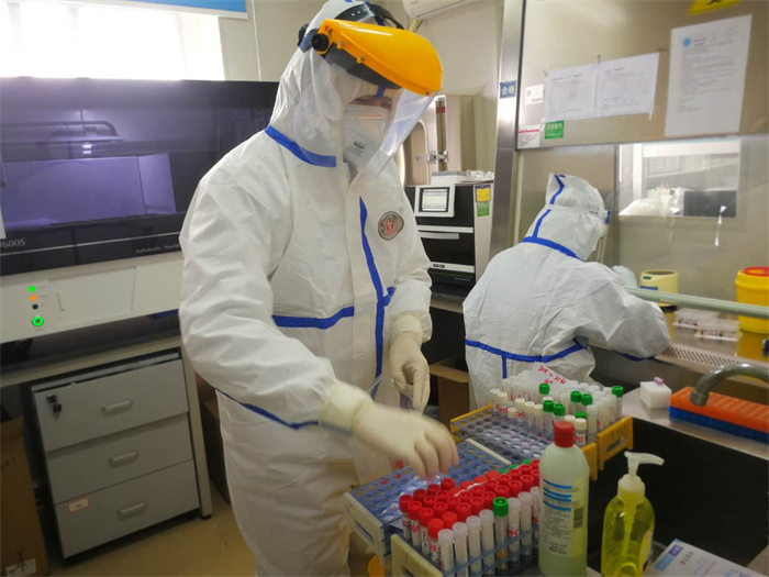 2020年，弘阳捐赠1500万专基金，抗击新冠疫情，并为孝感、鄂州建立两座核酸检测诊断实验室